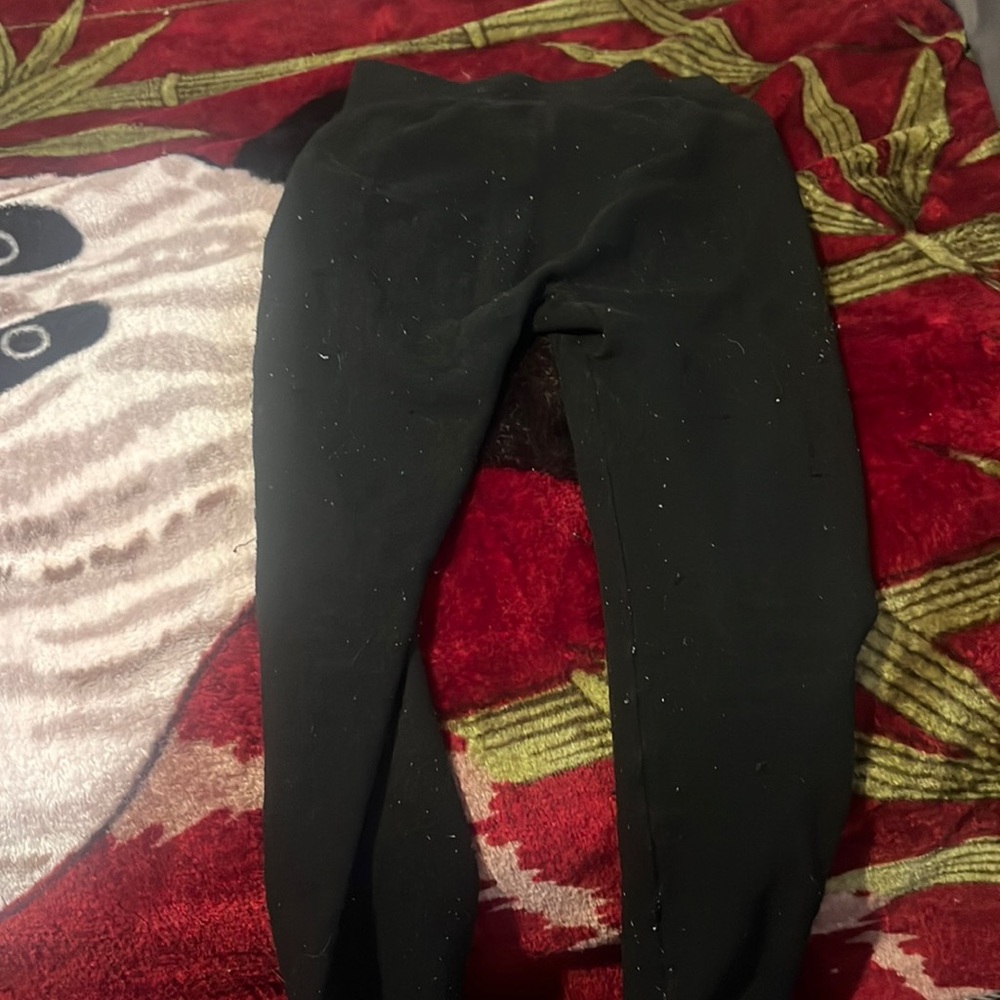 I’m selling a black cotton leggings
